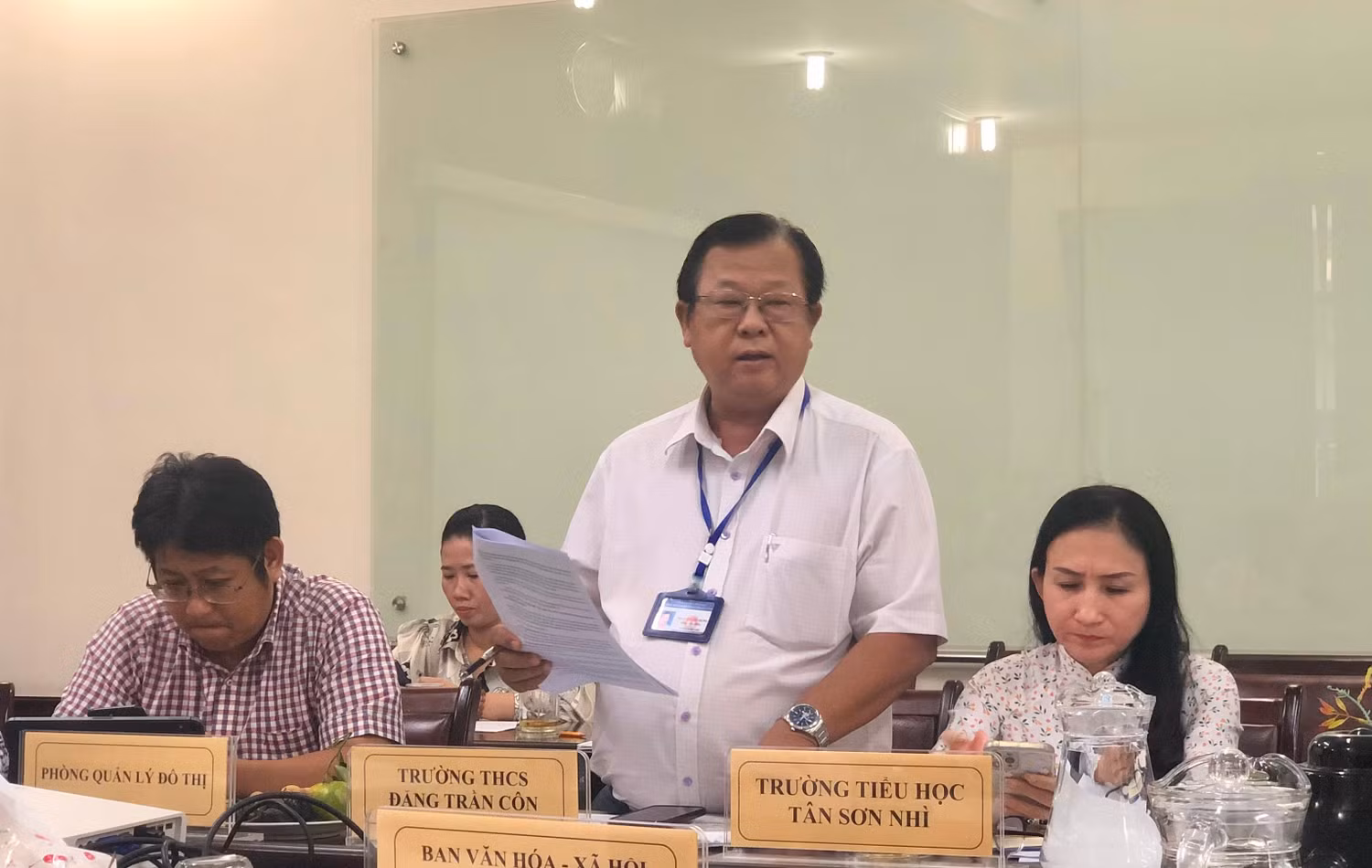 Ông Nguyễn Văn Hùng, Hiệu trưởng trường THCS Đặng Trần Côn, quận Tân Phú chia sẻ tại buổi làm việc (ảnh: L.P)