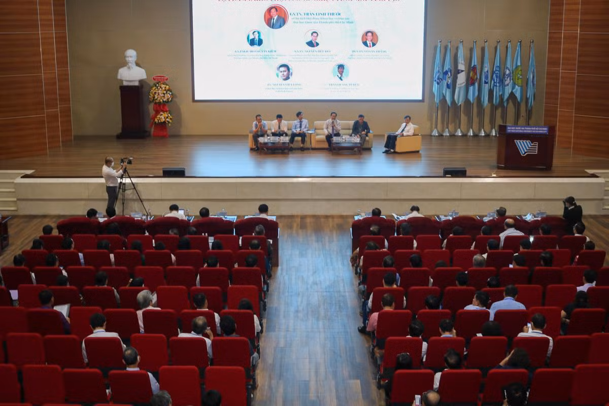 Hội thảo Phát triển khoa học và công nghệ phục vụ sự nghiệp công nghiệp hoá, hiện đại hoá trong điều kiện kinh tế thị trường định hướng xã hội chủ nghĩa và hội nhập quốc tế” tổ chức tại Đại học Quốc gia Thành phố Hồ Chí Minh (ảnh: Nguyễn An) Hội thảo Phát triển khoa học và công nghệ phục vụ sự nghiệp công nghiệp hoá, hiện đại hoá trong điều kiện kinh tế thị trường định hướng xã hội chủ nghĩa và hội nhập quốc tế” tổ chức tại Đại học Quốc gia Thành phố Hồ Chí Minh (ảnh: Nguyễn An)