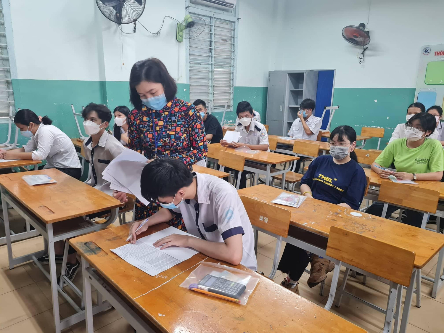Thí sinh dò lại thông tin cá nhân trong buổi đến làm thủ tục (ảnh: Lê Phương)