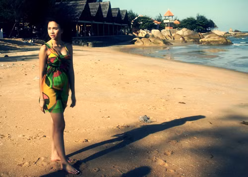 Ngọc Diệp trong một cảnh quay bên bãi biển. Người đẹp cho biết đây là vai diễn vất vả nhất mà cô từng đảm nhiệm. Mỗi ngày, cô phải đội nắng nhiều giờ đồng hồ, có khi còn phải ngâm mình ngoài bãi biển đến lạnh cóng.