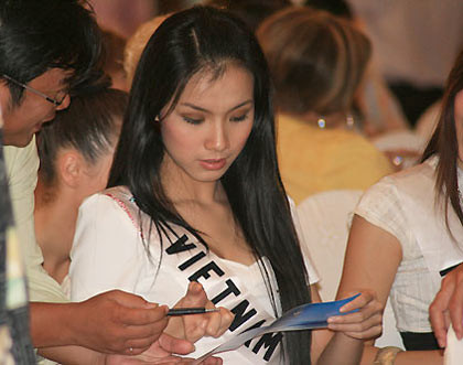 Anh cho em mượn cái bút, em điền vào phiếu bốc thăm trúng thưởng này với, giải thưởng ipad đấy! Anh cho em mượn cái bút, em điền vào phiếu bốc thăm trúng thưởng này với, giải thưởng ipad đấy!