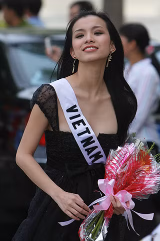 Mình là hoa hậu nên đi đường lúc nào cũng có người tặng hoa, sướng rung rinh luôn.