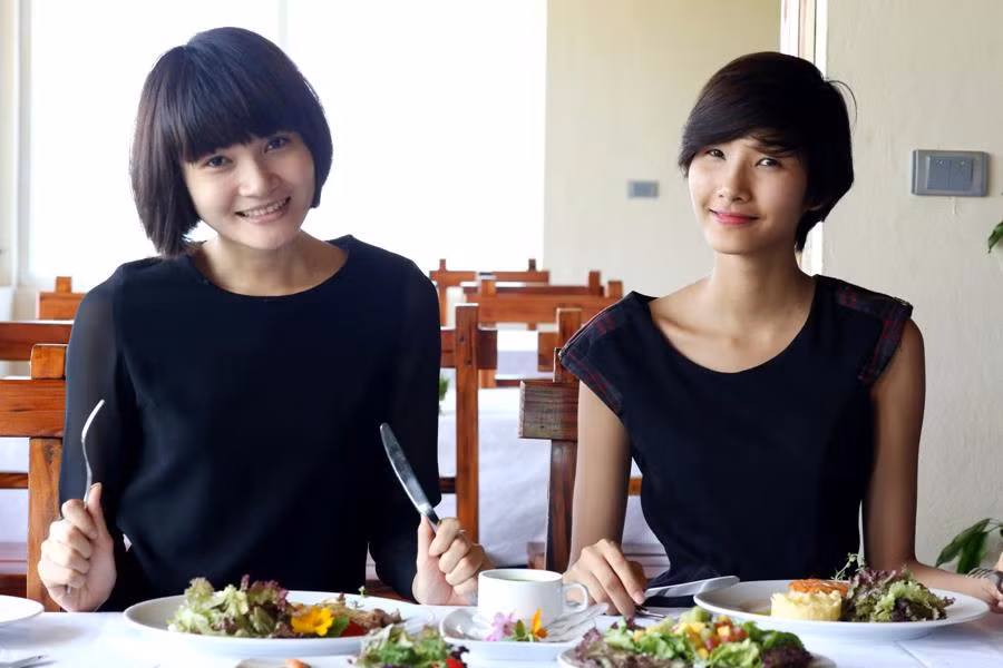 Thùy Trang và Hoàng Thùy vui vẻ và thảnh thơi tạo dáng trước ống kính.