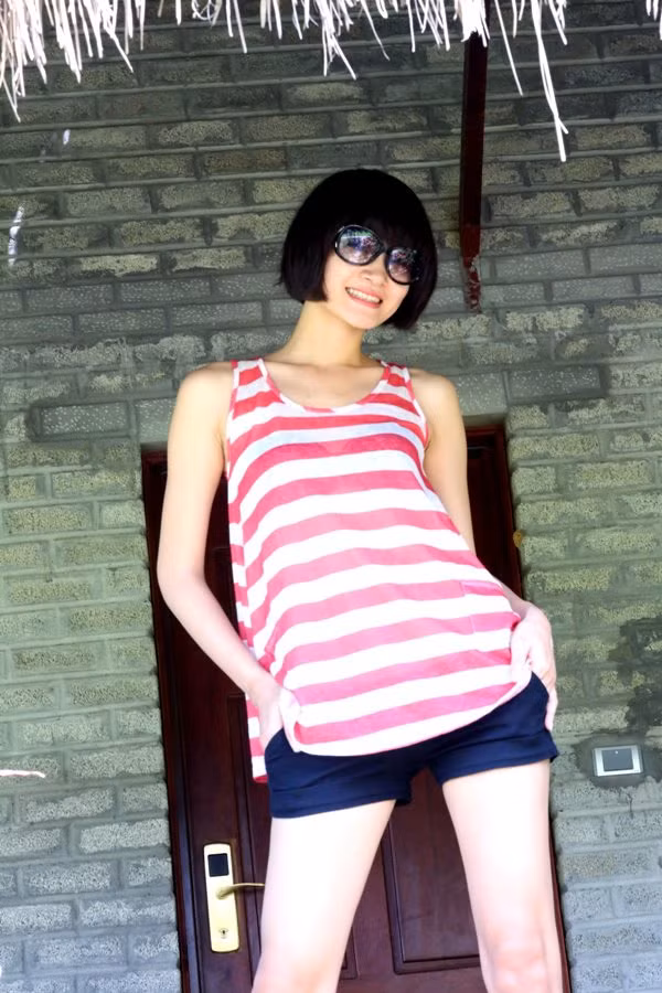 Thùy Trang tươi tắn tạo dáng.