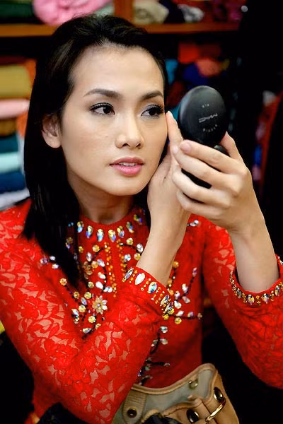 Tự mình trang điểm có vẻ không ổn lắm thì phải...
