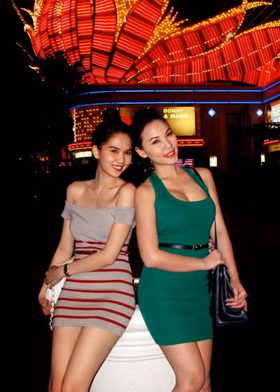 Tới Mỹ sớm vài ngày trước khi cuộc thi Hoa hậu Việt Nam Hoàn Cầu chính thức bắt đầu, "búp bê" 9x và cô bạn thân Quỳnh Thư giành thời gian đi tham quan, ngắm cảnh thành phố Las Vegas.