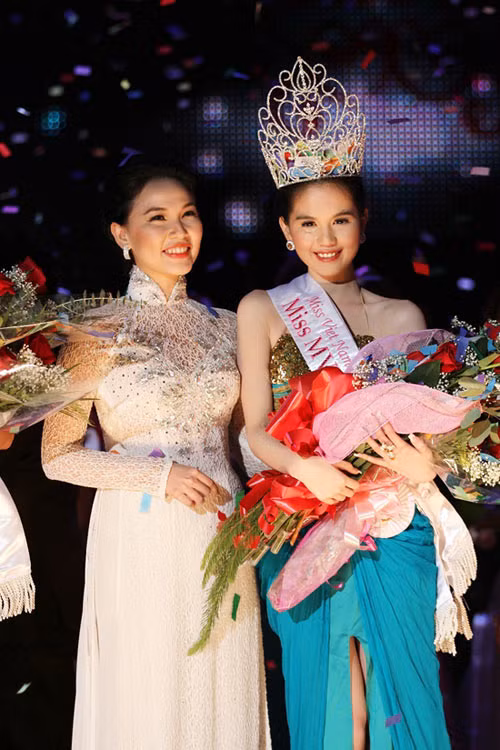 Tân hoa hậu bên người bạn thân là người mẫu, diễn viên Quỳnh Thư trong giây phút đăng quang vào tháng 8/2011.