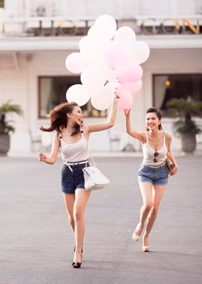 Đôi bạn thân thiết trong làng người mẫu Việt đã có những khoảnh khắc tạo dáng vui vẻ bên nhau phố với trang phục khỏe khoắn, năng động.