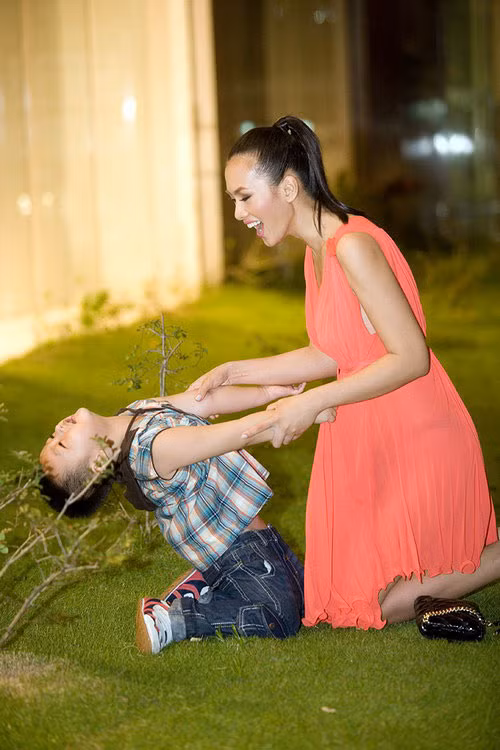 'Kéo cưa lừa xẻ - Ông thợ nào khỏe - Về ăn cơm vua'...