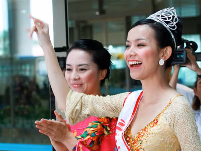 Anh ơi, hoa hậu đi taxi có phải trả tiền không ạ?