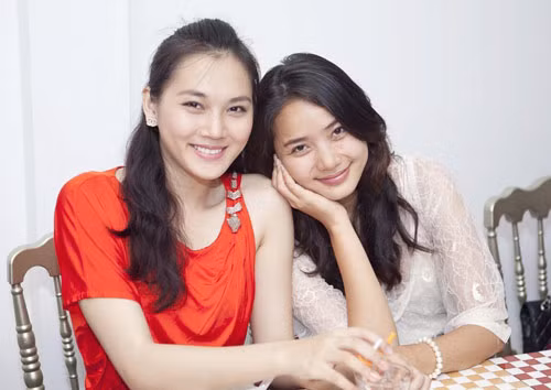 Đôi bạn thân Phan Như Thảo và Ngọc Thạch khoe vẻ dịu dàng đằm thắm trong bữa tiệc đầu tháng 2/2012 quy tụ nhiều người mẫu hàng đầu của công ty Venus. Đôi bạn thân Phan Như Thảo và Ngọc Thạch khoe vẻ dịu dàng đằm thắm trong bữa tiệc đầu tháng 2/2012 quy tụ nhiều người mẫu hàng đầu của công ty Venus.