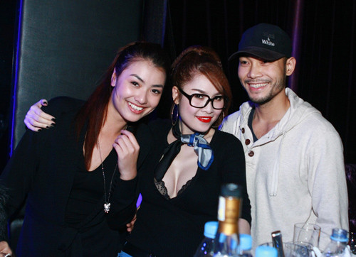 Trong đêm tiệc Codl as Fire diễn ra tại Marquee Club vừa qua, hot girl Hồng Quế cùng siêu mẫu Doãn Tuấn và người mẫu, ca sỹ Quế Vân đã đến đây để được chiêm ngưỡng những màn belly dance quyến rũ, nóng bỏng của các vũ công Belly dance số một Hà Thành.