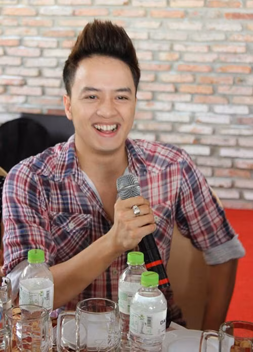 Nam ca sĩ Con đường mưa cho biết: "Khi Sơn trong phòng, mặc đồ lót hay làm chuyện gì thì đó là cuộc sống riêng tư, Sơn muốn làm gì thì làm. Clip sex thì Sơn khẳng định là không có, còn chuyện quay lén thì Sơn không kiểm soát được, còn tư cách đạo đức thì Sơn không làm điều gì để phải hổ thẹn".