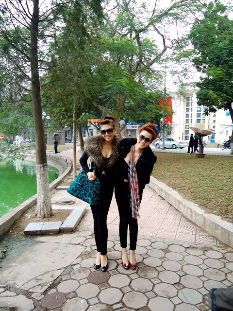 Đều là hai gương mặt cá tính trên sàn catwalk, ngoài đời, Trang Nhung và Hoàng Yến rất thân thiết với nhau. Vừa tham gia một show diễn thời trang ở thủ đô, hai chân dài tranh thủ lượn phố và hưởng không khí lạnh giá của mùa đông Hà Nội vào tháng 12/2010.
