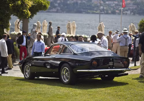 Chiếc 250 Lusso đã làm lu mờ vẻ đẹp của cảnh vật xung quanh. Chiếc 250 Lusso đã làm lu mờ vẻ đẹp của cảnh vật xung quanh.