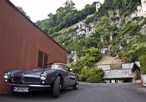 BMW 507 hòa quyện với phong cảnh thiên nhiên tuyệt đẹp nơi đây. BMW 507 hòa quyện với phong cảnh thiên nhiên tuyệt đẹp nơi đây.
