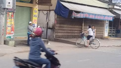 Một học sinh (đi xe đạp) đang đi đến lớp học thêm của cô Bích chiều 16/8 (ảnh: P.L)