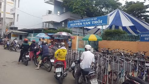 Trường trung học cơ sở Nguyễn Văn Trỗi, nơi xảy ra câu chuyện giữa chị V. và nhà trường (ảnh: P.L) Trường trung học cơ sở Nguyễn Văn Trỗi, nơi xảy ra câu chuyện giữa chị V. và nhà trường (ảnh: P.L)