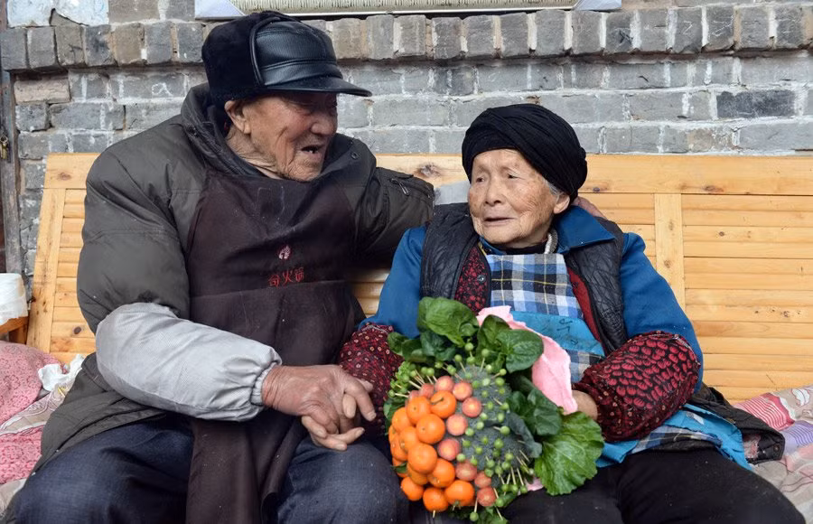 Đôi vợ chồng già ôn lại chuyện xưa trong niềm hạnh phúc.