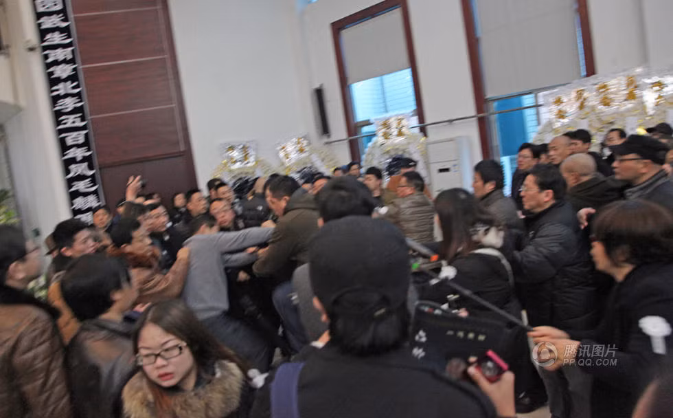 Không biết vì mâu thuẫn gì, những người này lao vào nhau đấm đá ngay trước linh cữu người quá cố. Không biết vì mâu thuẫn gì, những người này lao vào nhau đấm đá ngay trước linh cữu người quá cố.