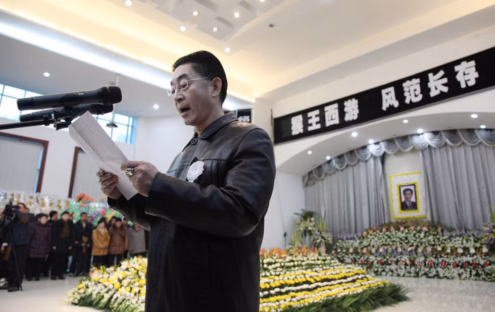 Lục Tiểu Linh Đồng, người thủ vai Tôn Ngộ Không trong bộ phim Tây Du Ký 1986 đọc lời cảm tạ. Lục Tiểu Linh Đồng, người thủ vai Tôn Ngộ Không trong bộ phim Tây Du Ký 1986 đọc lời cảm tạ.