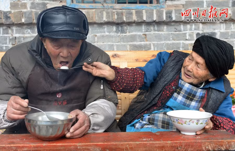 Cụ bà nhường cụ ông.