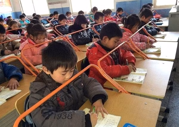 Khung thép được kéo về phía học sinh khi các em viết bài để tránh tư thế nằm bò ra bàn.