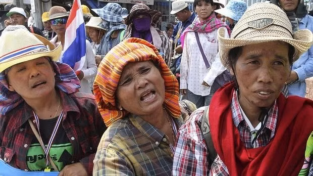 Những người nông dân trồng lúa Thái Lan từng một thời giúp bà Yingluck lên nắm quyền nay đang tham gia đoàn biểu tình đòi lật đổ chính phủ. Những người nông dân trồng lúa Thái Lan từng một thời giúp bà Yingluck lên nắm quyền nay đang tham gia đoàn biểu tình đòi lật đổ chính phủ.
