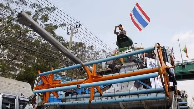 Nông dân Thái Lan kéo cả máy gặt đập liên hợp về Bangkok biểu tình kêu gọi lật đổ chính phủ của bà Yingluck Shinawatra. Nông dân Thái Lan kéo cả máy gặt đập liên hợp về Bangkok biểu tình kêu gọi lật đổ chính phủ của bà Yingluck Shinawatra.
