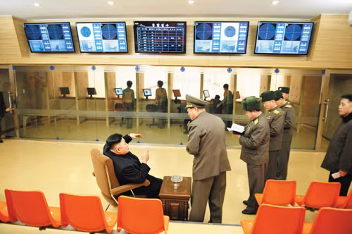 Nhà lãnh đạo Triều Tiên Kim Jong-un đang kiểm tra thử súng tại một nhà máy sản xuất vũ khí.