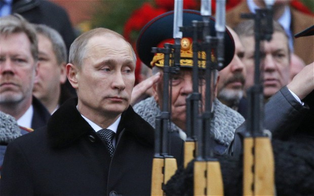 Tổng thống Nga Vladimir Putin vẫn chưa lên tiếng chính thức về vấn đề Ukraina khiến Anh và các nước EU lo ngại. Tổng thống Nga Vladimir Putin vẫn chưa lên tiếng chính thức về vấn đề Ukraina khiến Anh và các nước EU lo ngại.