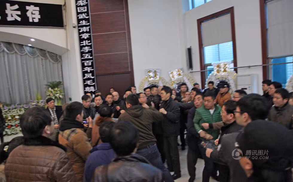 Bất chấp sự có mặt của đông đảo cánh phóng viên và người hâm mộ. Bất chấp sự có mặt của đông đảo cánh phóng viên và người hâm mộ.