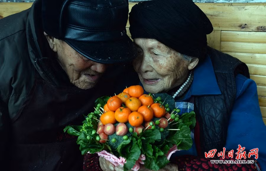 Tâm sự của đôi tình nhân U-100 với món quà Valentine độc nhất vô nhị.