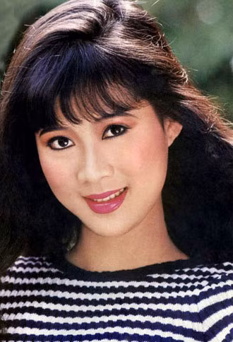 Mỹ nhân nổi bật cuối thập niên 80, đầu những năm 1990 Diễm Hương. Sở hữu gương mặt đẹp hiếm có khó tìm, Diễm Hương đóng khung hình tượng trong mái tóc buông dài tha thướt và phần mái bờm đáng yêu. Mỹ nhân nổi bật cuối thập niên 80, đầu những năm 1990 Diễm Hương. Sở hữu gương mặt đẹp hiếm có khó tìm, Diễm Hương đóng khung hình tượng trong mái tóc buông dài tha thướt và phần mái bờm đáng yêu.