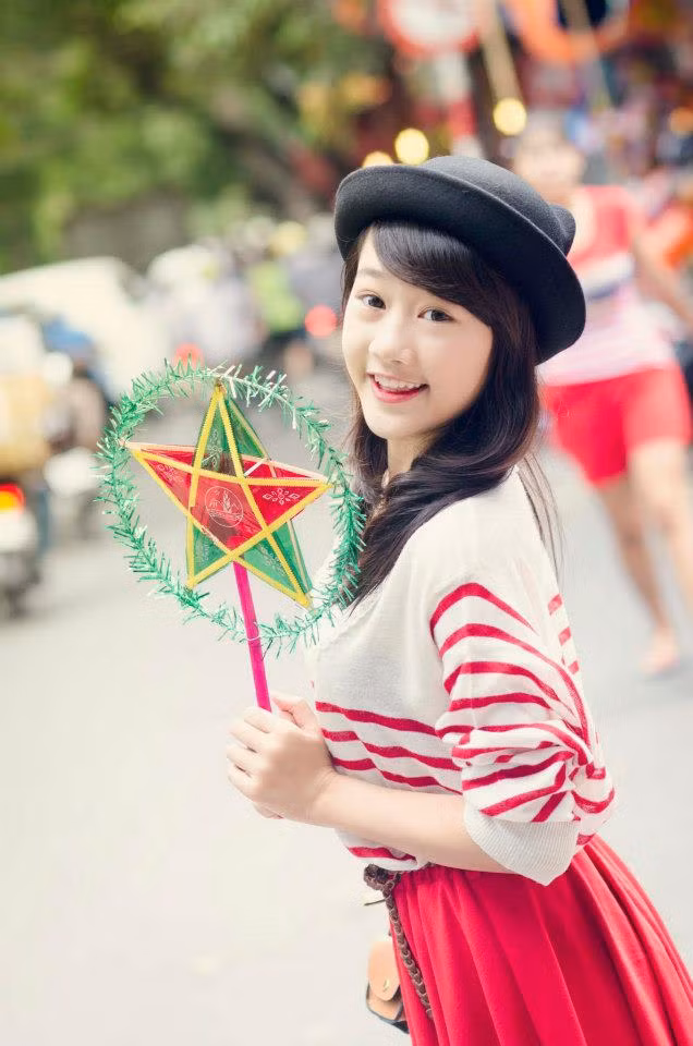 Cô chọn style dễ thương và nữ tính khi dạo phố ngày đầu thu. <<HOT GIRL ĐH PHƯƠNG ĐÔNG RẠNG NGỜI ĐÓN TRUNG THU <<VẺ ĐẸP TRONG SÁNG CỦA NỮ SINH ĐH MỸ THUẬT CÔNG NGHIỆP HÀ NỘI <<VẺ ĐẸP THÁNH THIỆN CỦA NỮ SINH THPT NGUYỄN TẤT THÀNH <<HOT GIRL ĐH CÔNG NGHIỆP HÀ NỘI ĐẸP TINH KHÔI TRONG NẮNG MAI