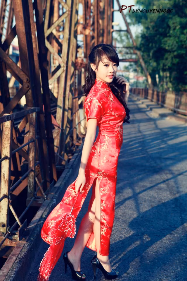 Biến hóa thành cô gái trung hoa xinh đẹp với màu đỏ chủ đạo tôn lên làn da trắng hồng và một vóc dáng yêu kiều. <<HOT GIRL ĐH PHƯƠNG ĐÔNG RẠNG NGỜI ĐÓN TRUNG THU <<VẺ ĐẸP TRONG SÁNG CỦA NỮ SINH ĐH MỸ THUẬT CÔNG NGHIỆP HÀ NỘI <<VẺ ĐẸP THÁNH THIỆN CỦA NỮ SINH THPT NGUYỄN TẤT THÀNH <<HOT GIRL ĐH CÔNG NGHIỆP HÀ NỘI ĐẸP TINH KHÔI TRONG NẮNG MAI