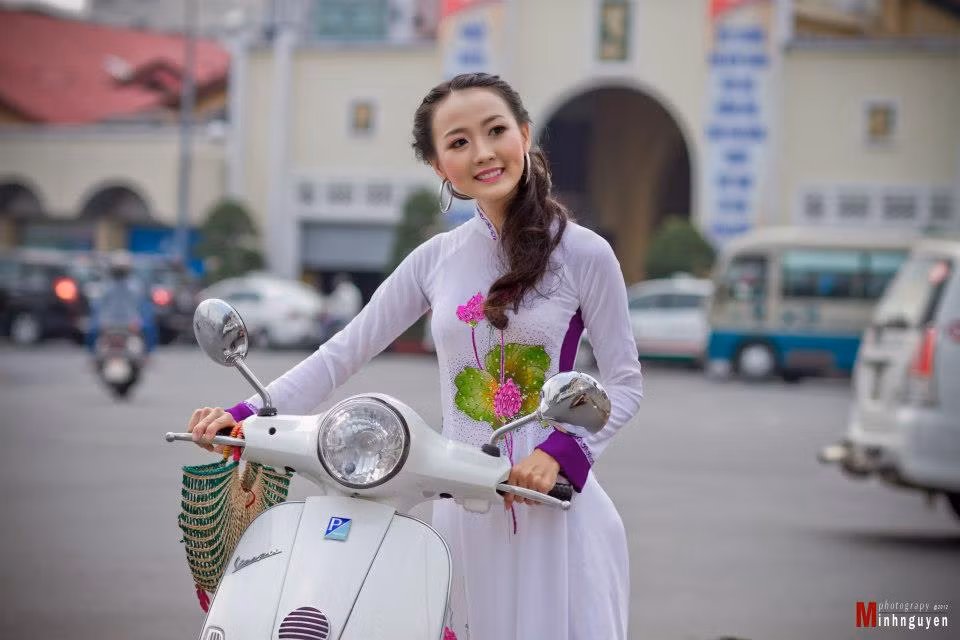 Điểm nhấn của chiếc áo dài là họa tiết hoa sen trên nền trắng của chiếc áo càng làm cho vóc dáng Thu Thảo thêm mềm mại và nữ tính Điểm nhấn của chiếc áo dài là họa tiết hoa sen trên nền trắng của chiếc áo càng làm cho vóc dáng Thu Thảo thêm mềm mại và nữ tính