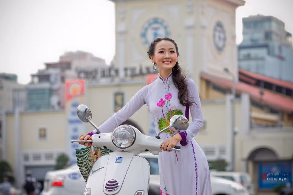 Nữ tính cùng chiếc xe màu trắng Nữ tính cùng chiếc xe màu trắng