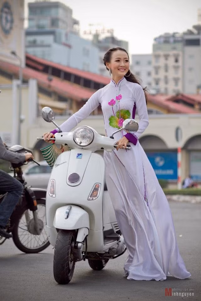 Người đẹp duyên dáng và nổi bật trên phố Người đẹp duyên dáng và nổi bật trên phố