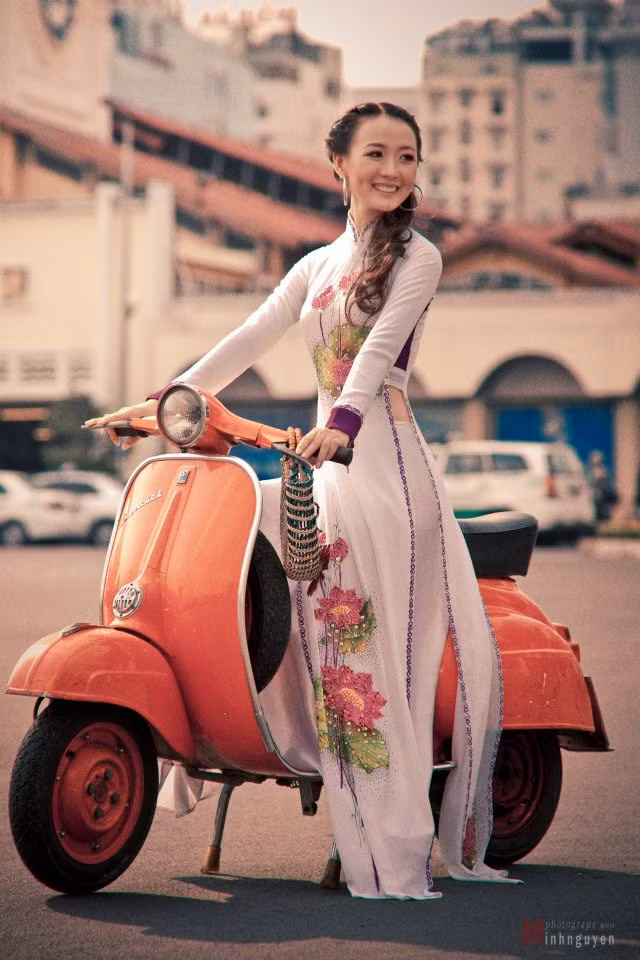 Trong tà áo dào truyền thống, Thu Thảo yêu kiều, duyên dáng bên chiếc xe Vespa màu cam ấn tượng và nổi bật Trong tà áo dào truyền thống, Thu Thảo yêu kiều, duyên dáng bên chiếc xe Vespa màu cam ấn tượng và nổi bật