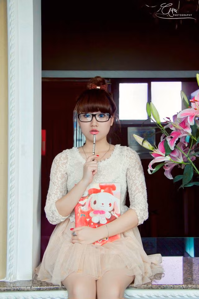Miki từng là model thực hiện nhiều bộ ảnh nghệ thuật của các nhiếp ảnh nổi tiếng, mới đây nhất là bộ ảnh '"tắm bùn" đầy nghệ thuật và có hồn được chụp tại Hạ Long. <<NỮ SINH KINH BẮC DỊU DÀNG KHOE SẮC TRONG TÀ ÁO DÀI <<HOT GIRL ĐH PHƯƠNG ĐÔNG RẠNG NGỜI ĐÓN TRUNG THU <<TEEN MODEL AN PHƯƠNG "BIẾN HÓA" VỚI STYLE DỄ THƯƠNG <<NHỮNG NỮ SINH MẶC ÁO DÀI ĐẸP HƠN CẢ HOA HẬU MAI PHƯƠNG THÚY (P18)