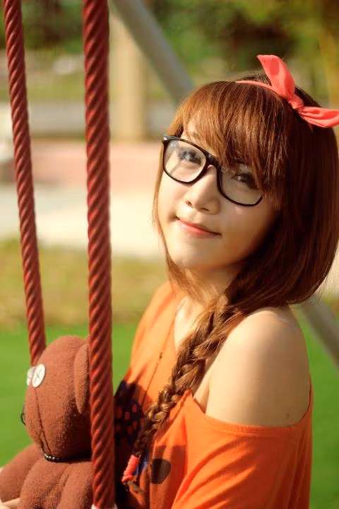 Từ nhỏ cô đã có ước mơ và niềm đam mê lớn đối với âm nhạc, và được gia đình rất ủng hộ nên cô muốn cố gắng học tập thật tốt để đi theo con đường ca hát chuyên nghiệp. <<HOA KHÔI CÁC TRƯỜNG ĐẠI HỌC <<NGÔI SAO HỌC ĐƯỜNG <<LUÂN TRÚC DIỄM - VẺ ĐẸP ĐẬM CHẤT Á ĐÔNG