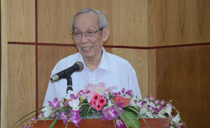 Theo Giáo sư Trần Hồng Quân, Thời gian giãn 1 năm thực hiện chương trình mới chúng ta có quá nhiều việc phải làm nhưng yếu tố quan trọng nhất chính là chuẩn bị tốt đội ngũ giáo viên. (Ảnh: Thùy Linh) Theo Giáo sư Trần Hồng Quân, Thời gian giãn 1 năm thực hiện chương trình mới chúng ta có quá nhiều việc phải làm nhưng yếu tố quan trọng nhất chính là chuẩn bị tốt đội ngũ giáo viên. (Ảnh: Thùy Linh)