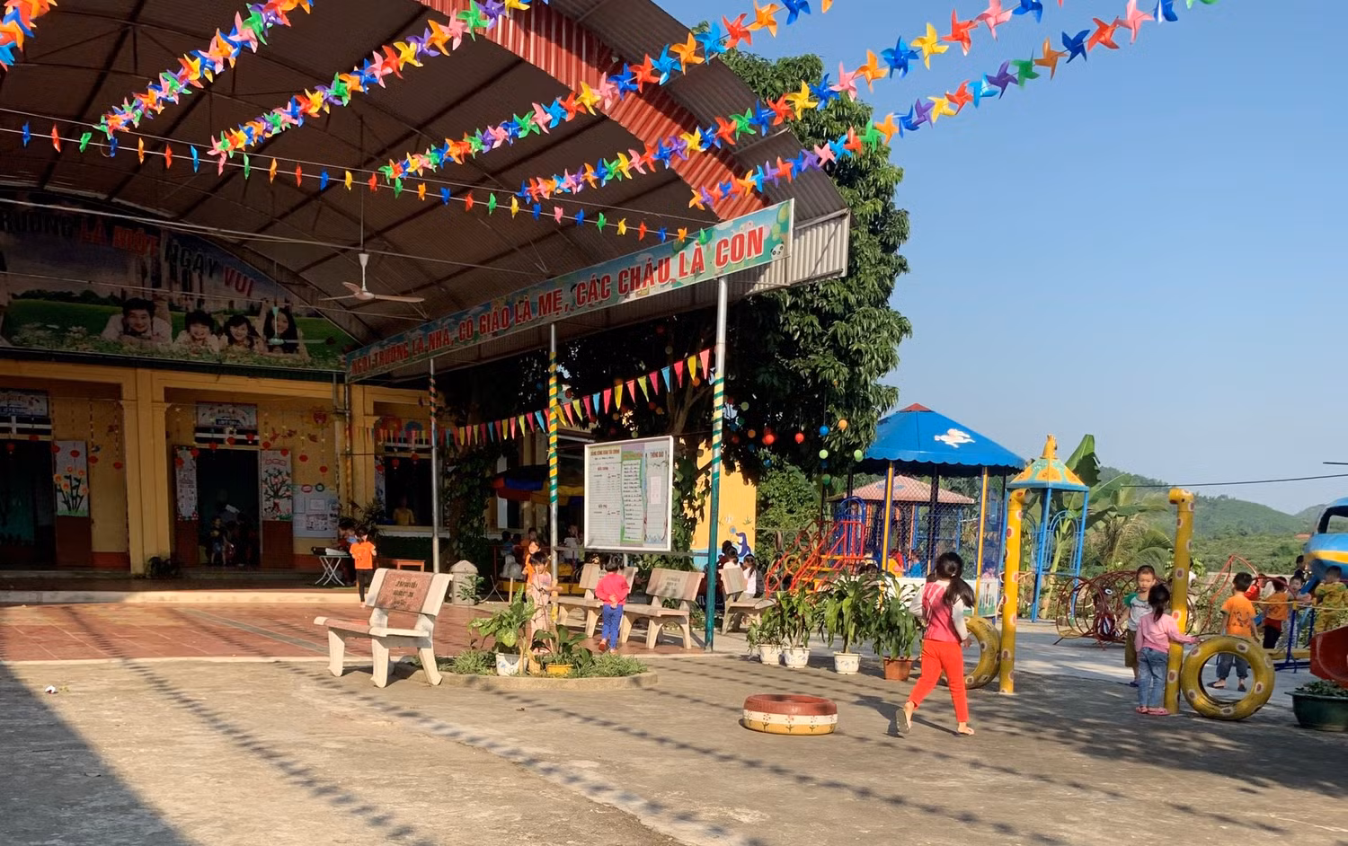 Phụ huynh Trường mầm non Đông Khê phải ủng hộ giáo viên hợp đồng, nhưng giáo viên cuối năm mới nhận được. Mỗi tháng giáo viên chỉ được 1,1 triệu đồng. Ảnh: NVCC.