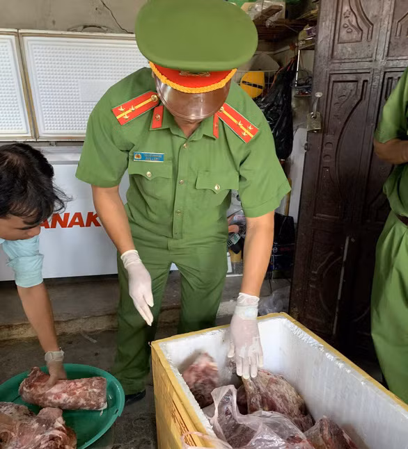 Cơ quan chức năng phát hiện thị heo nái tại cơ sở của ông Tân bốc mùi hôi thối, nhớt. Ảnh: Công an tỉnh Bình Thuận. Cơ quan chức năng phát hiện thị heo nái tại cơ sở của ông Tân bốc mùi hôi thối, nhớt. Ảnh: Công an tỉnh Bình Thuận.