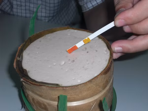 Tại nhiều chợ đầu mối lớn của các quận, huyện, vẫn sử dụng hàn the trong chả cá ba sa, chả lụa, giò lụa. Ảnh: V.D.
