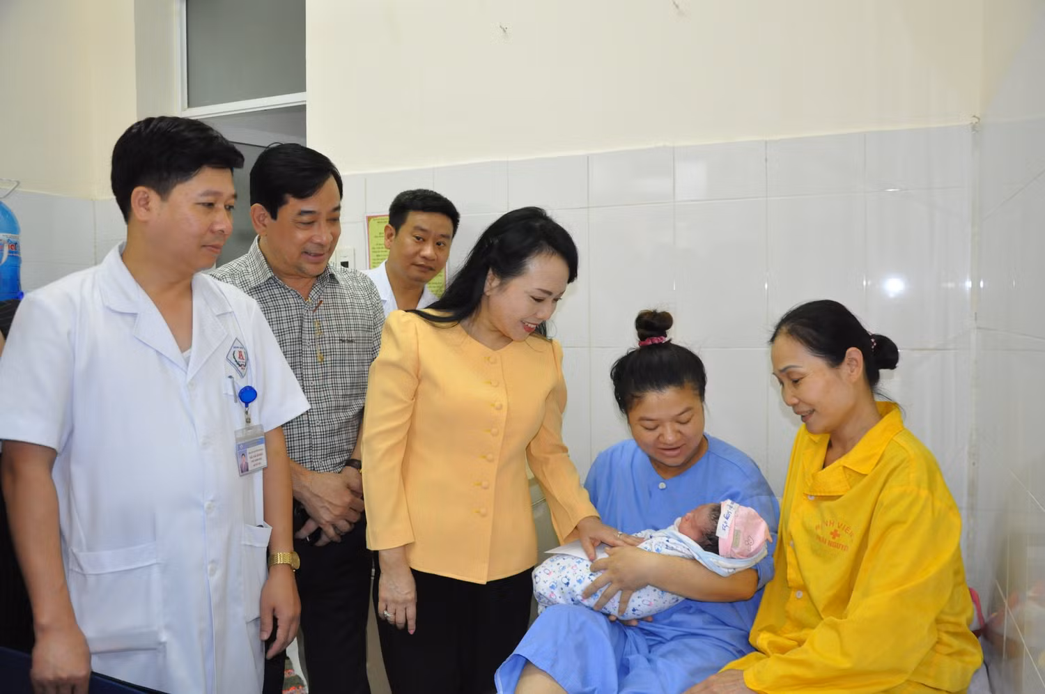 Mỗi chuyến công tác Bộ trưởng Nguyễn Thị Kim Tiến đều tranh thủ thời gian hỏi thăm bệnh nhân, người nhà bệnh nhân về độ hài lòng cũng như điều gì còn chưa hài lòng, băn khoăn để chấn chỉnh kịp thời. Mỗi chuyến công tác Bộ trưởng Nguyễn Thị Kim Tiến đều tranh thủ thời gian hỏi thăm bệnh nhân, người nhà bệnh nhân về độ hài lòng cũng như điều gì còn chưa hài lòng, băn khoăn để chấn chỉnh kịp thời.