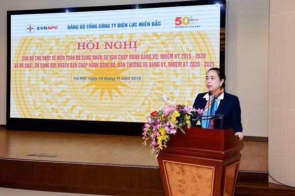 Bà Đỗ Nguyệt Ánh, Phó Bí thư Đảng ủy, Thành viên Hội đồng Thành viên, Tổng Giám đốc Tổng công ty Điện lực miền Bắc phát biểu tại Hội nghị. Ảnh: NPC/Việt Hạnh.