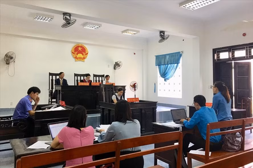 Phiên toà bảo vệ quyền lợi hợp pháp cho 196 công nhân lao động trong vụ kiện đòi nợ lương, chế độ bảo hiểm xã hội đối với Công ty trách nhiệm hữu hạn một thành viên TBO Vina tại Đà Nẵng vào ngày 15/11/2019. Ảnh: Ngọc Yến/Lao Động.