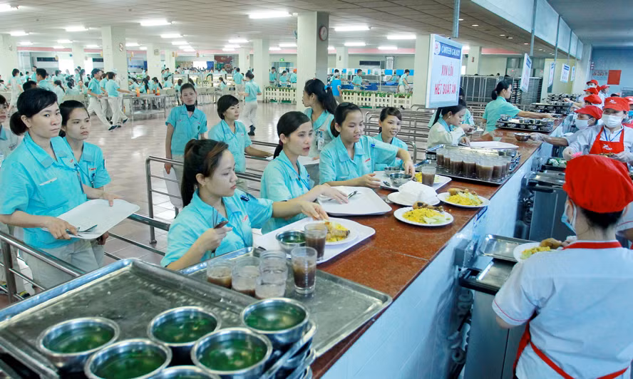 Bữa ăn tập thể có chi phí suất ăn thấp nên để đảm bảo bữa ăn cho công nhân an toàn còn gặp nhiều khó khăn.